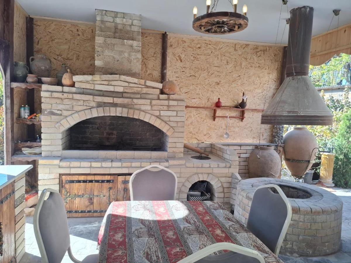 Tevosyan Gold EVN Airport - B&B Parakar