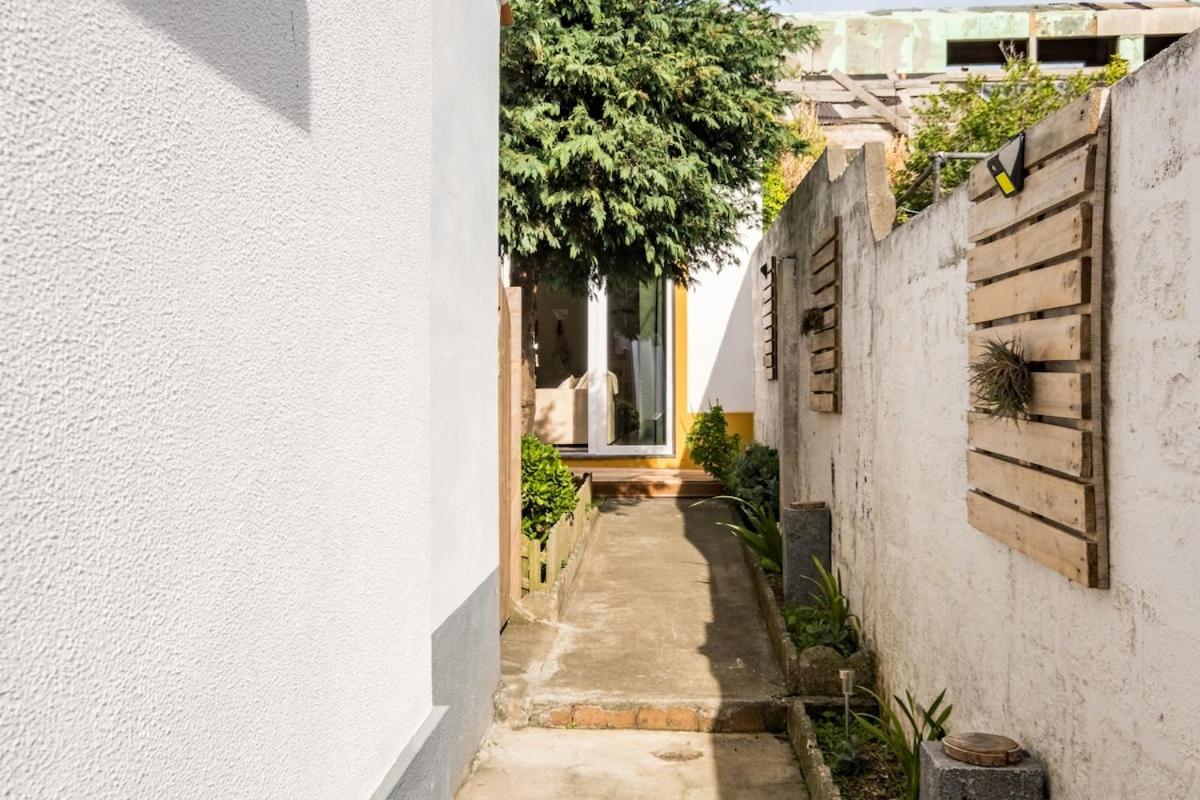 Cozy home with jacuzzi - near the airport - B&B Ponta Delgada