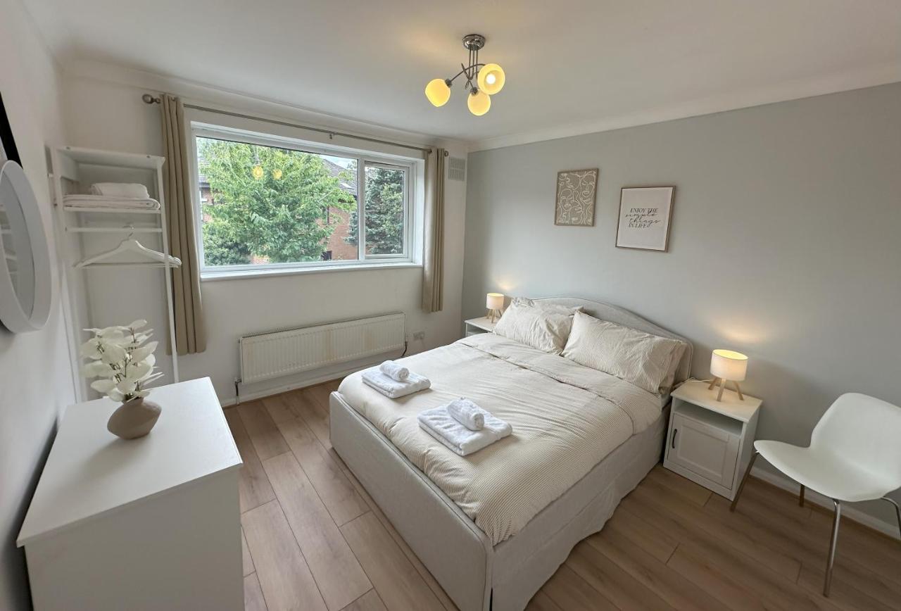 2-Bed Flat in Northwood Hills - Free Parking - Chambres d’hôtes Northwood