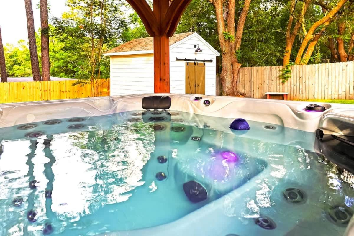 Hot Tub Hideaway for pets and family - B&B Pensacola