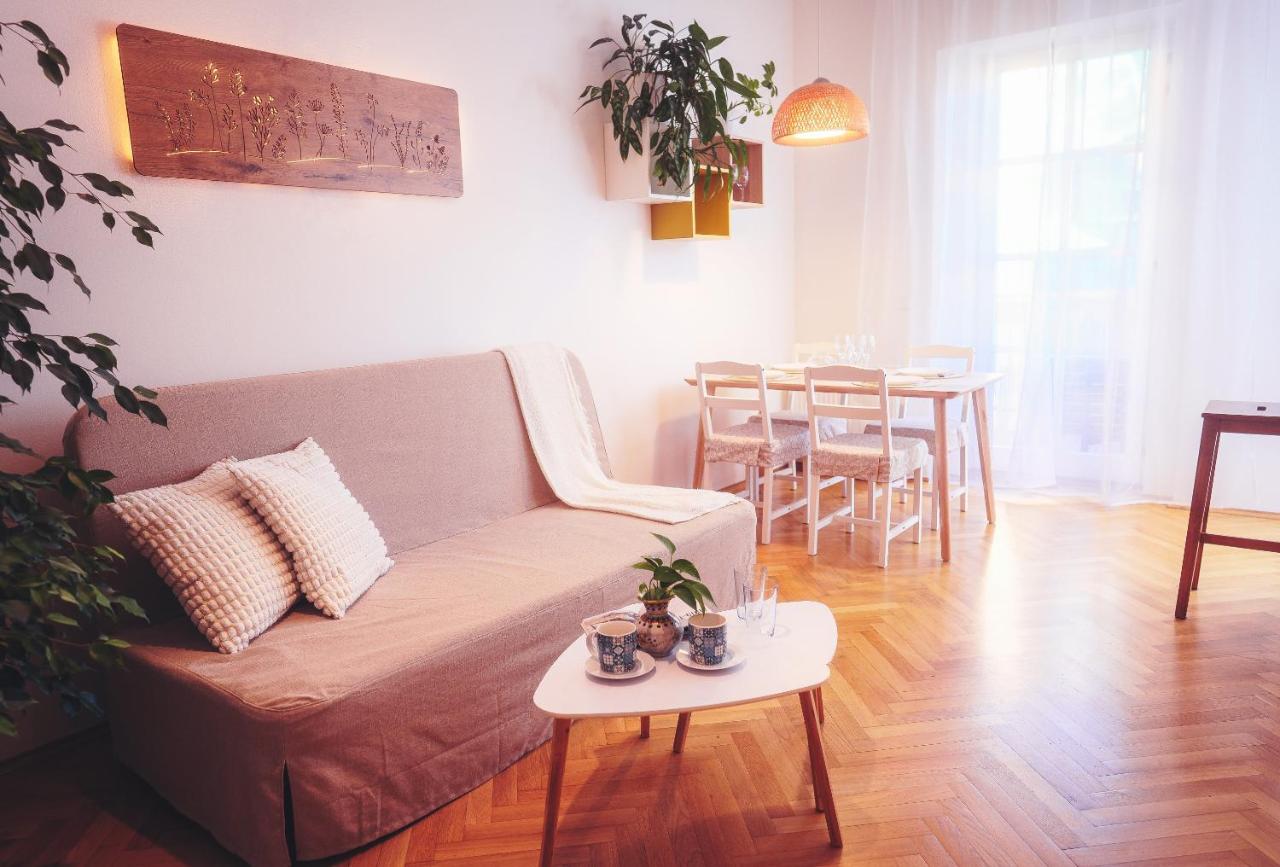Family apt with Terrace, near Center, big Parks and Viewpoints - Chambres d'hôtes Prague