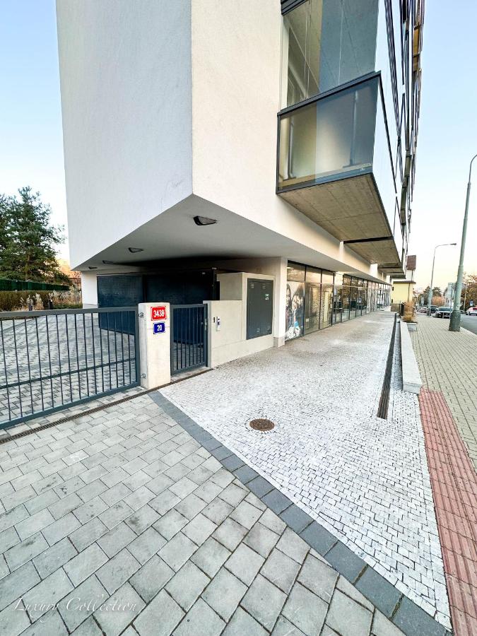 Incredible Luxury Apt with Garage and Tram Station - B&B Prague
