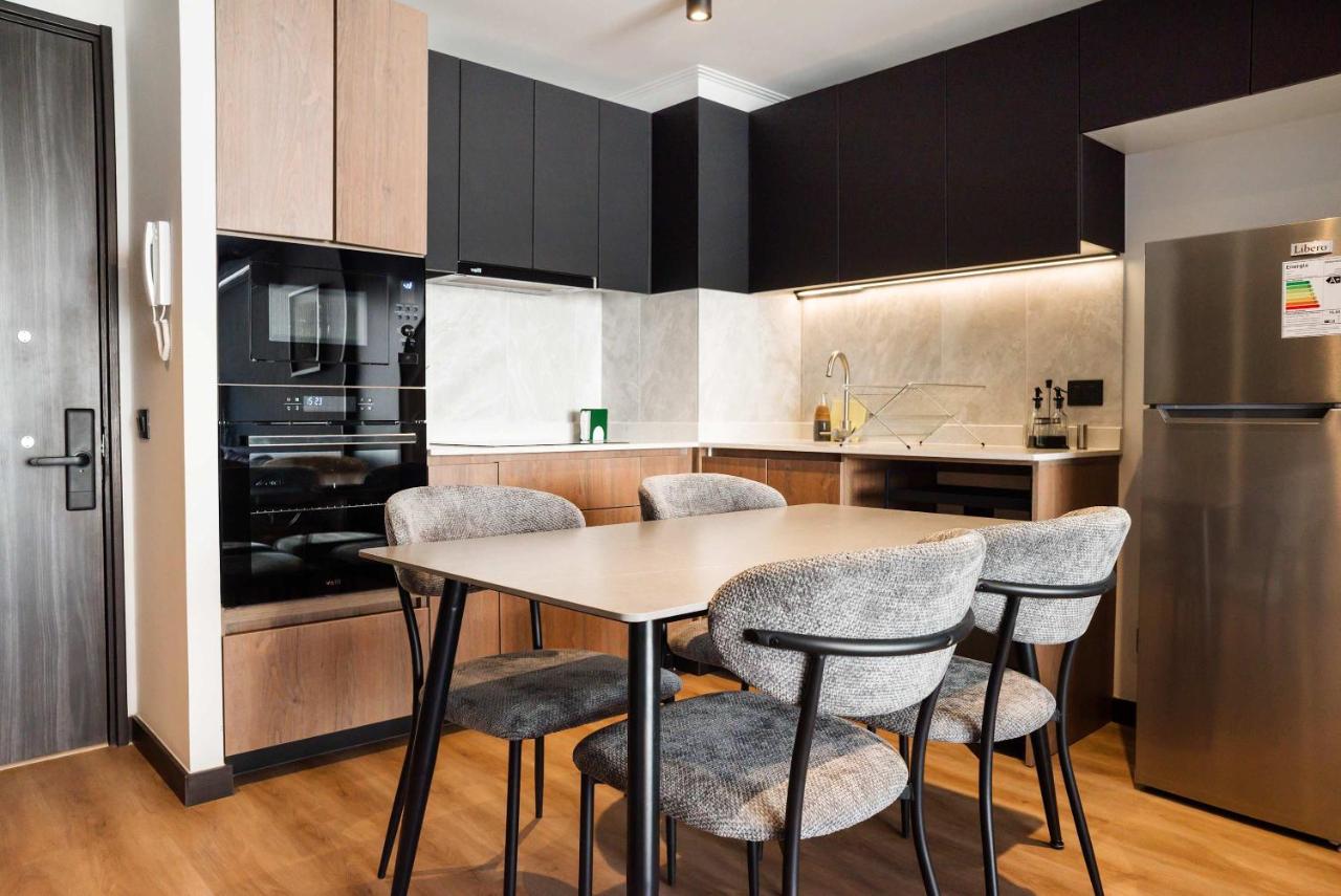 Parkside Oasis Stylish 2BR Retreat with Pool BBQ & Gym Access - B&B Santiago