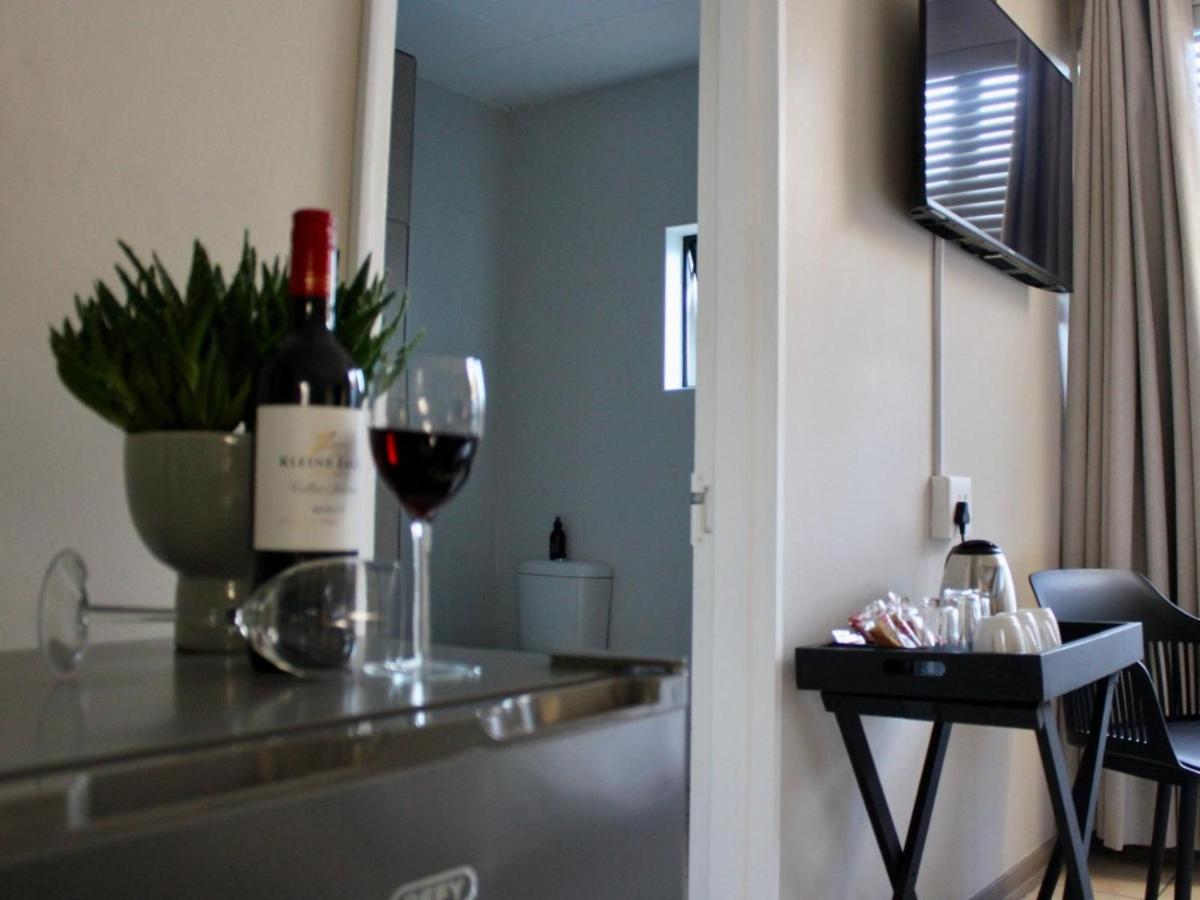 Zimmer mit Queensize-Bett und Poolblick