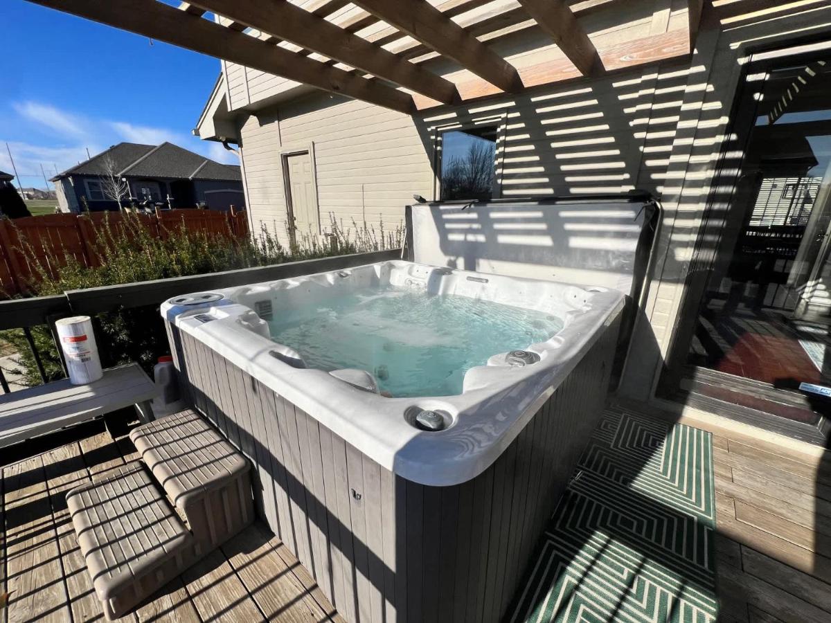 Relax in Style 5BR Home Hot Tub & Games - B&B Omaha