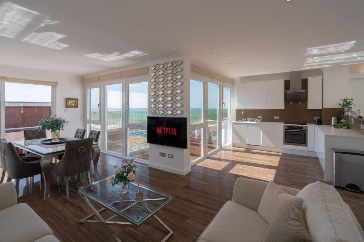 On The Beach Penthouse with Sea View - 3 bedrooms - Roof Terrace - Spa, Sauna, Gym and Pool - Sleeps 6 - Ferienwohnung Brighton