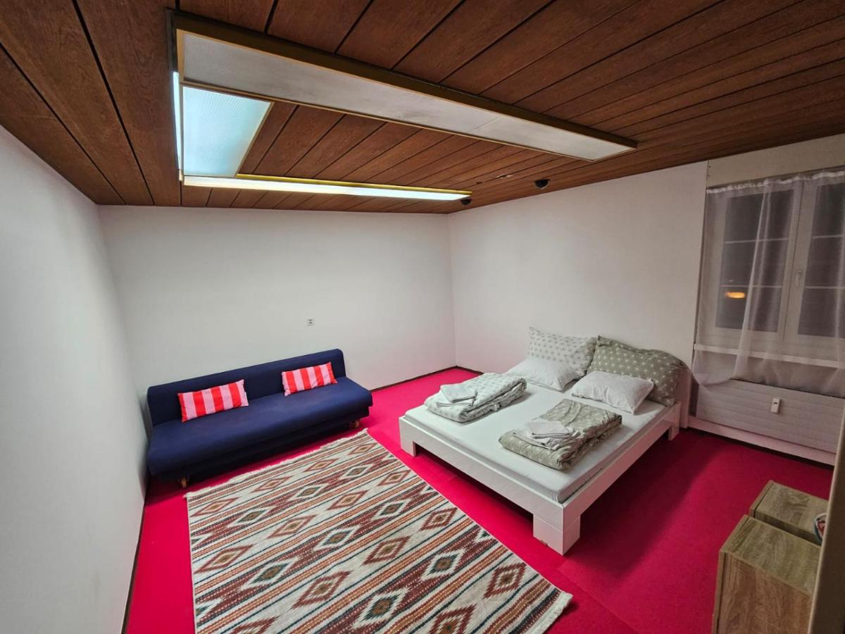 Privatzimmer -Jupiter- mit gemeinsamer Küche und Bad in der Altstadt Chur - B&B Coira