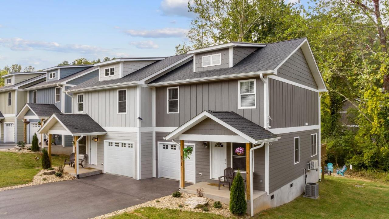 Dogwood Sweetgum Buyout by AvantStay 2 Home Buyout Sleeps 16 - B&B Asheville