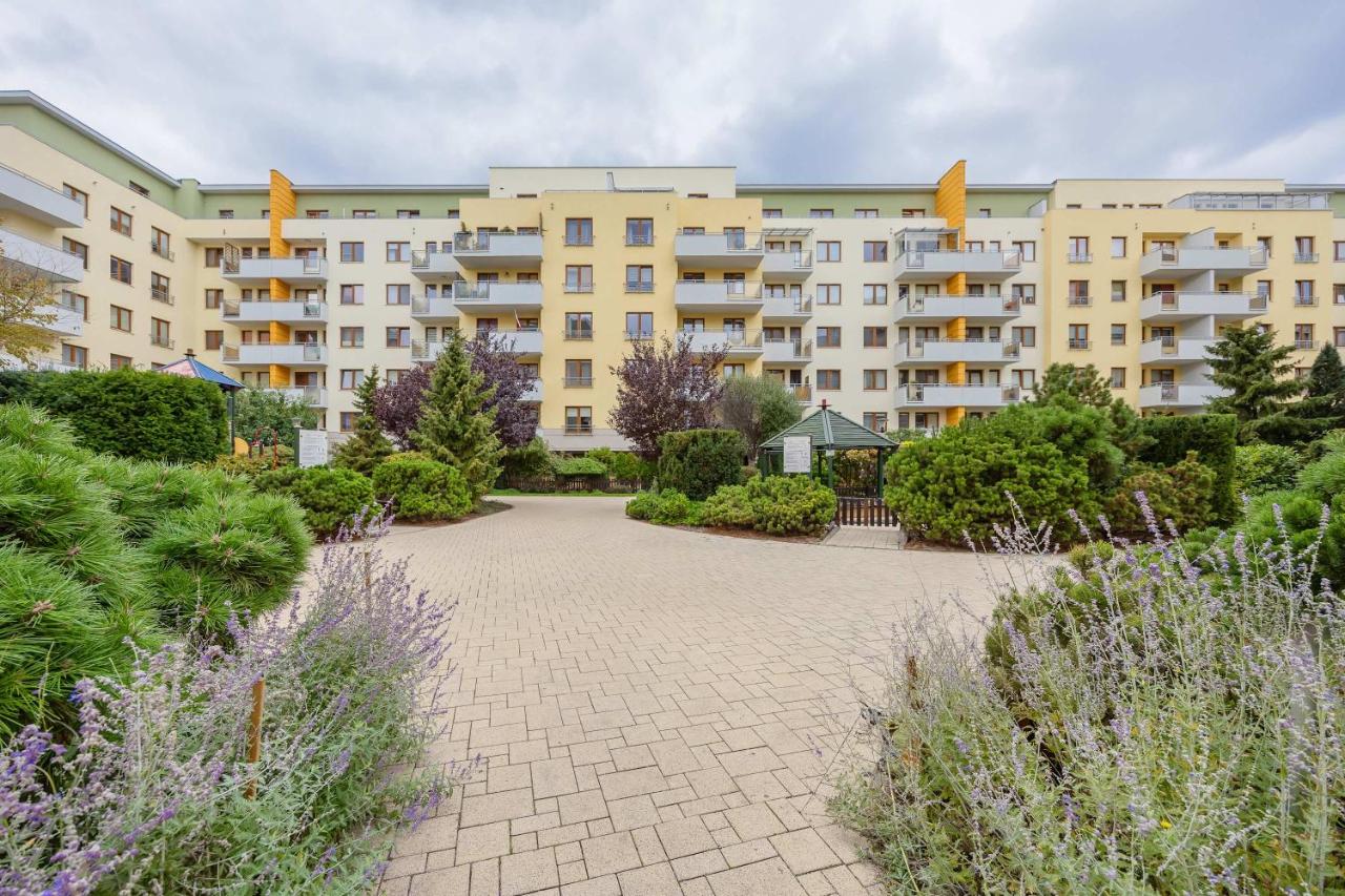 Warsaw Ursus Modern Apartment with Parking, AC & Balcony by Noclegi Renters - Ferienwohnung Warschau