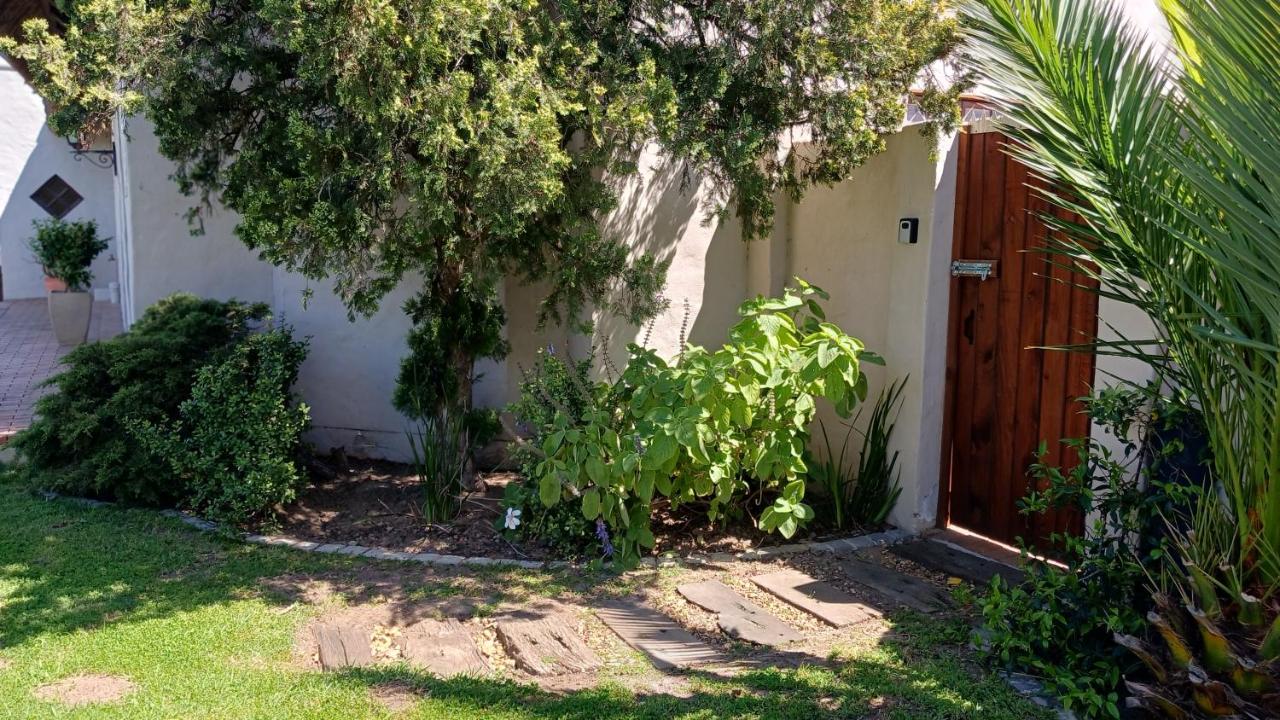 A gorgeous studio with pool and mountain views at Goedehoop, Strand, Western Cape - Ferienwohnung Strand