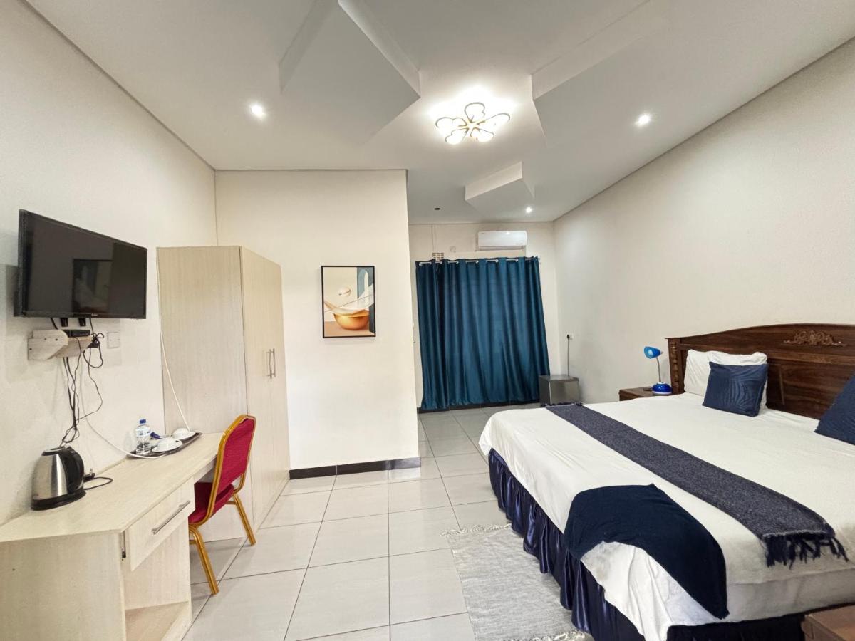 R&H Guest House - Bed and Breakfast Kasane