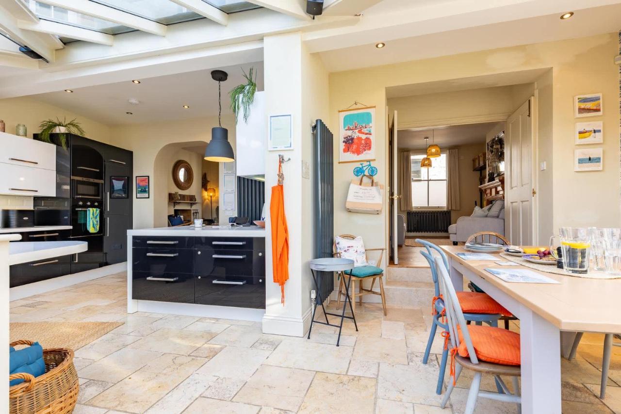 Harbour View House Old Town Sea Views Sleeps 8 - B&B Scarborough