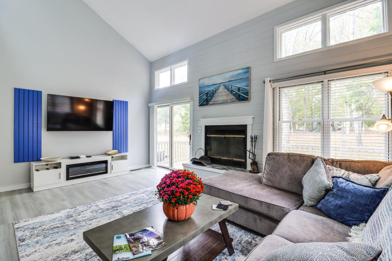 Family Gem with Deck Across From Shawnee Mountain! - Ferienwohnung Coolbaugh