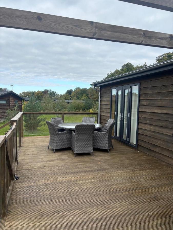 Contemporary 3 bed luxury Spa lodge with hot tub - B&B Bury St Edmunds