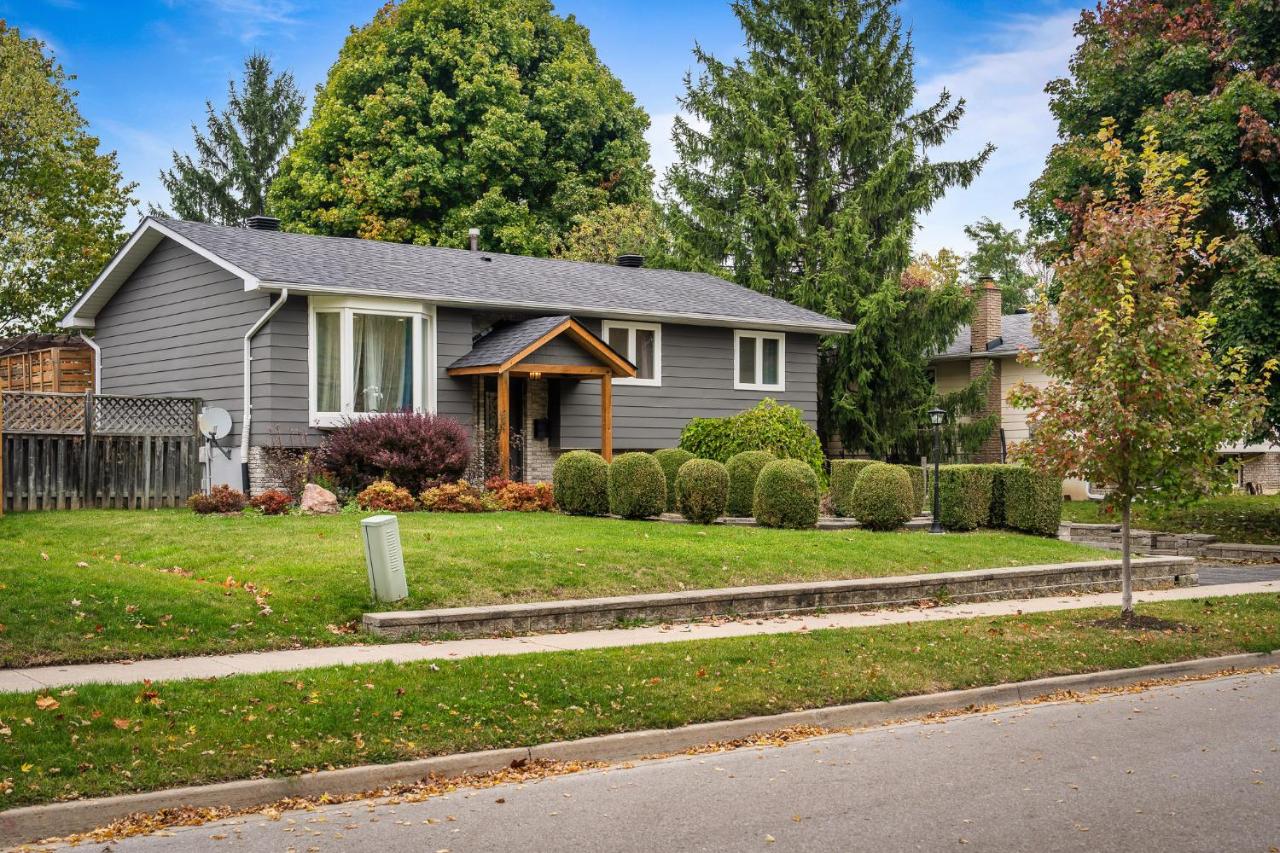 Charming 3-Bed House with Hot Tub close to Downtown - Chambres d’hôtes Barrie