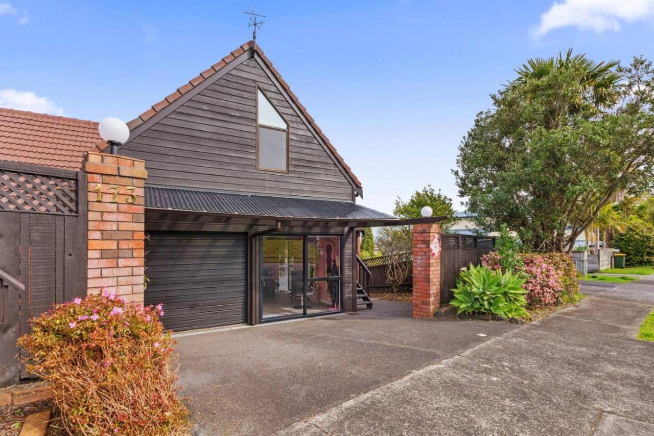 West Harbour Modern Loft Studio with Iconic Skyline - B&B Auckland