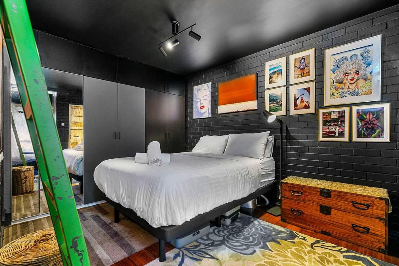 Black Canvas Lux Getaway - Bed and Breakfast Cottesloe