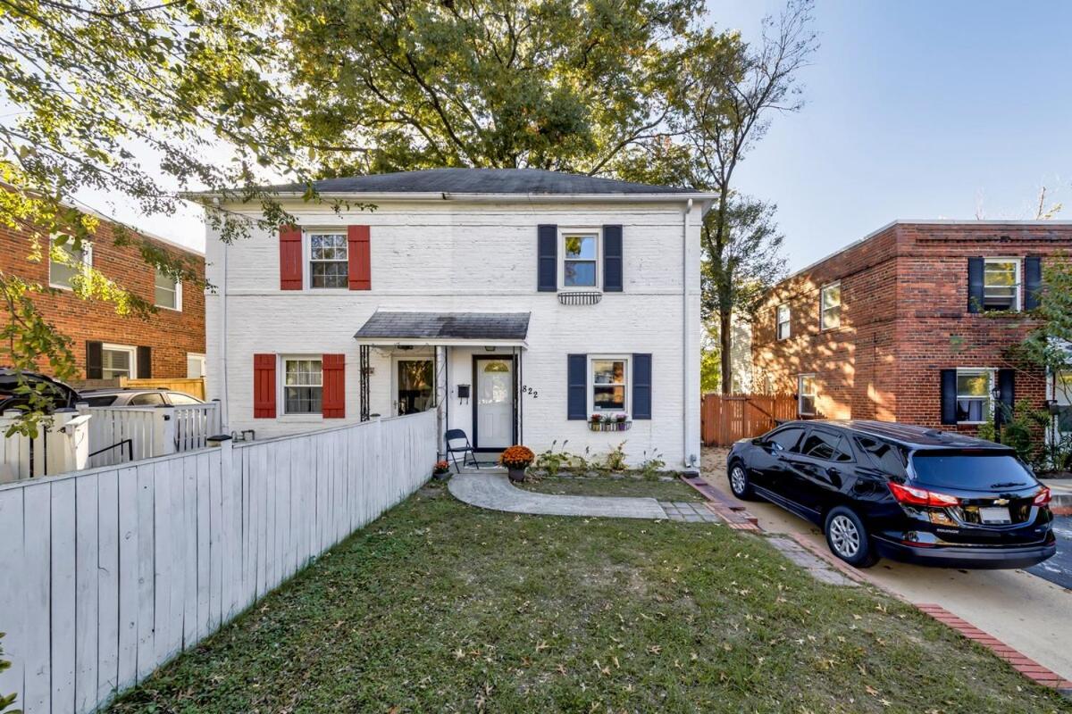Cozy House, Pool Table and Parking, Mins to DC - Bed and Breakfast Arlington