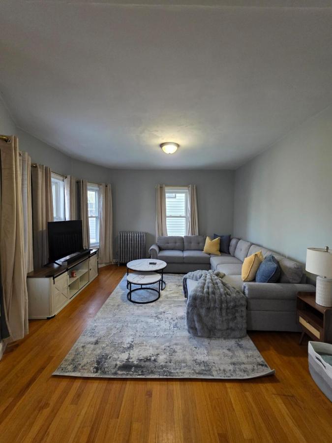 The Maverick Upstairs - NEW! - Lux Apartment - 2 Miles From Airport & Downtown Boston - Chambres d'hôtes Chelsea