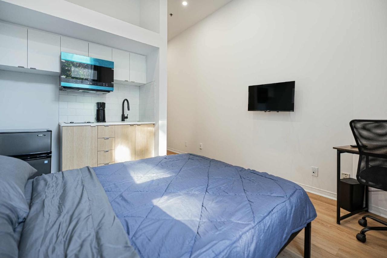 Beautiful 3 person 2 Beds Studio with parking near downtown Montreal - B&B Montreal