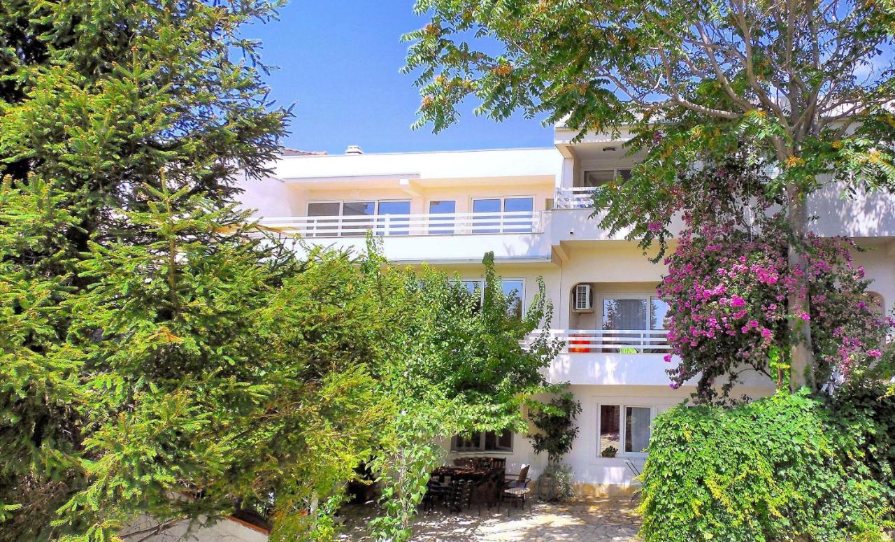 Deluxe Two-Bedroom Apartment with Garden View