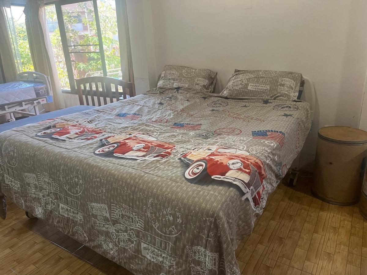 Lit Simple dans Dortoir Mixte