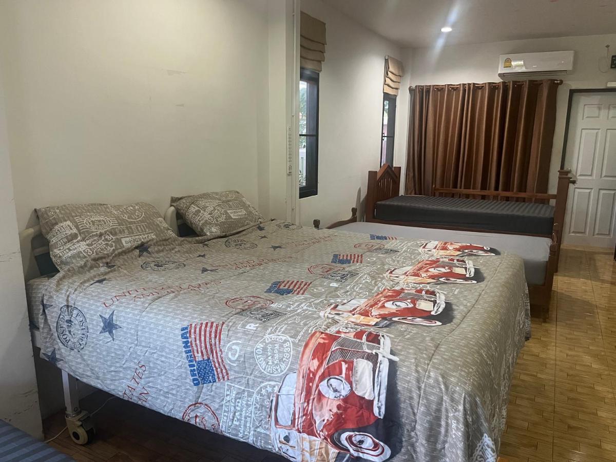 Lit Simple dans Dortoir Mixte