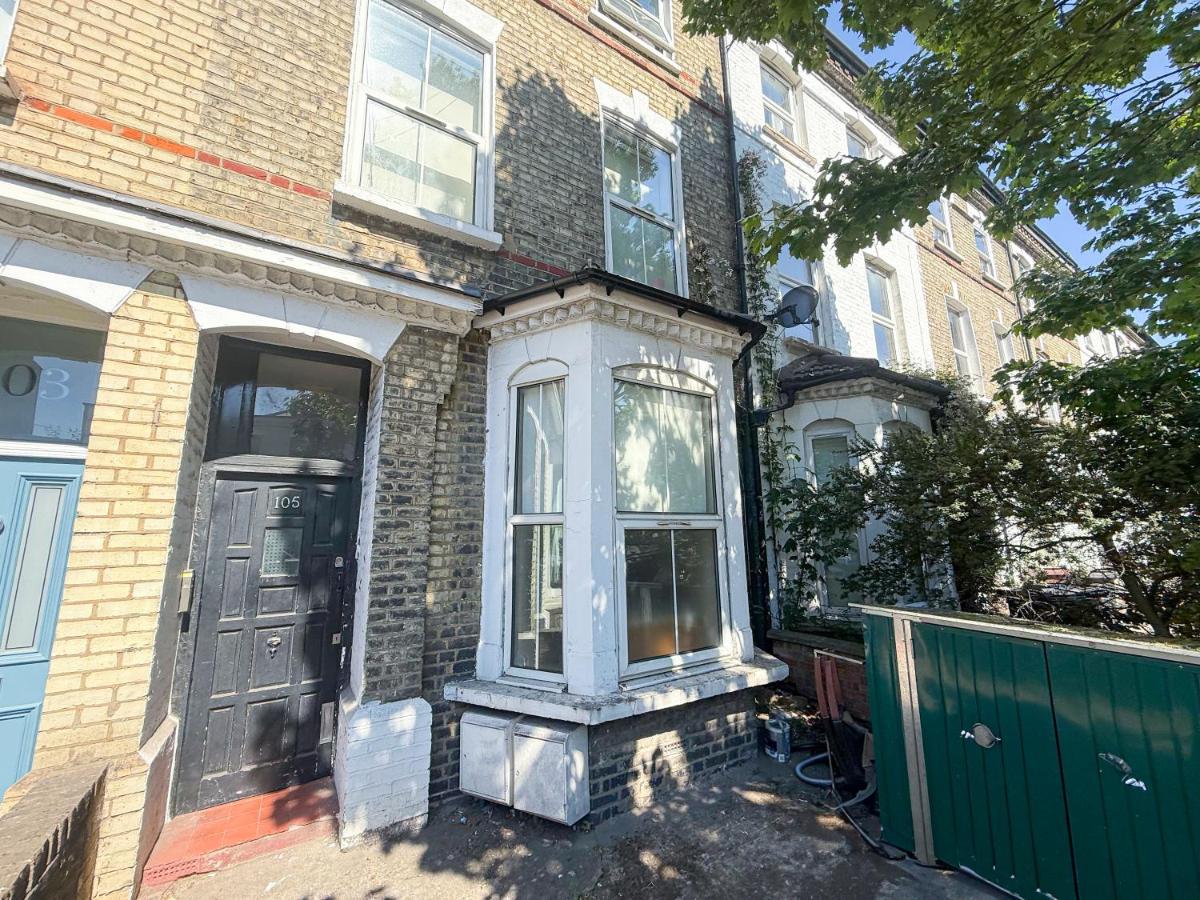 Cozy 1-BDR Finsbury Park Apt with mini Garden, Paid Parking near Emirates Stadium & Islington by Staylio London - Chambres d'hôtes Londres