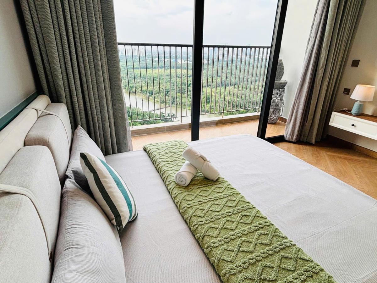 One-Bedroom Apartment with Lake View