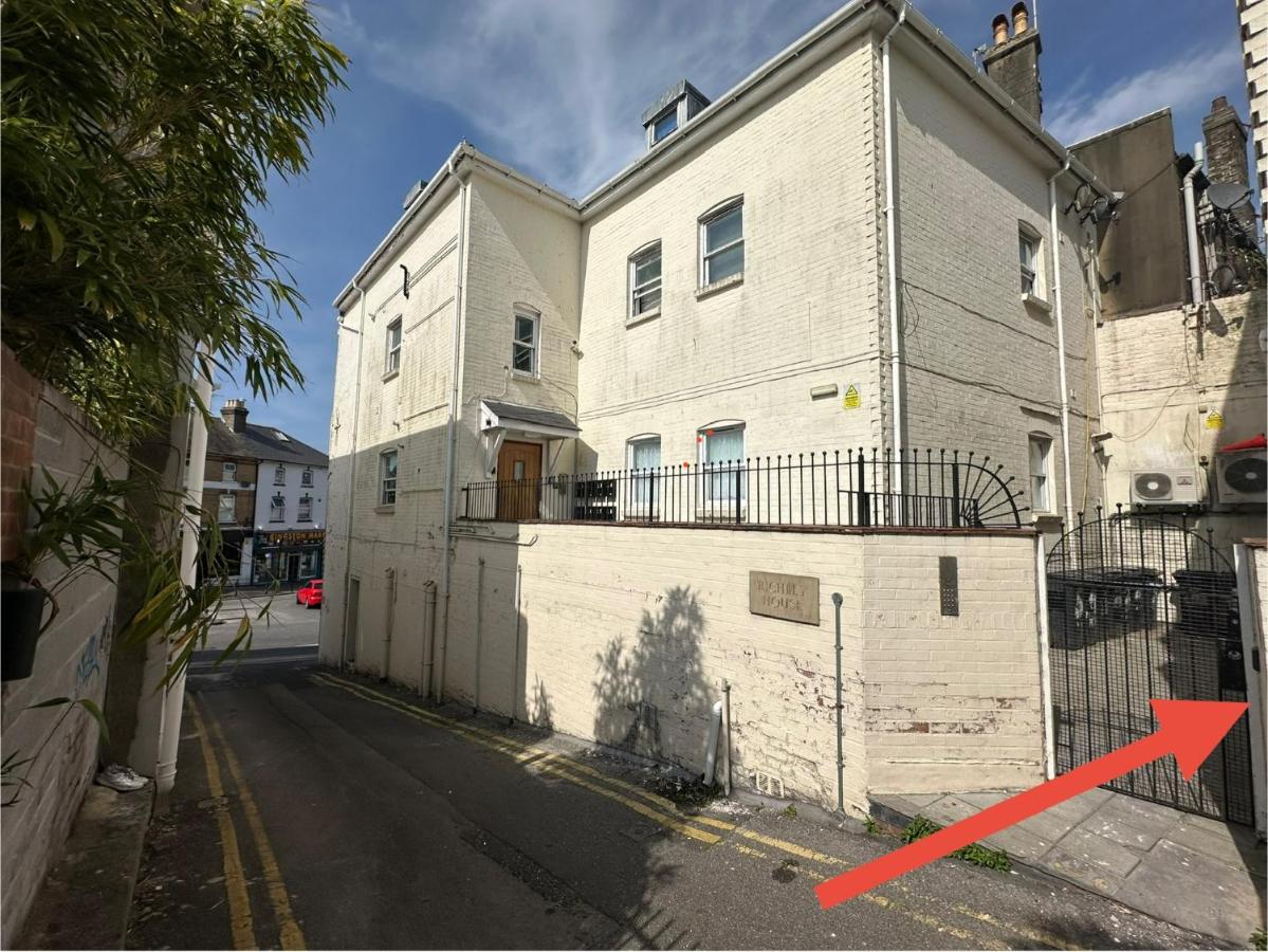 The Board Games Apartments - Brought to you by Coastline Retreats - Themed town centre apartments ALL WITH LUXURY 2 PERSON JACUZZI BATHS - 5 mins walk to the beach, Netflix, Superfast Wifi - Chambres d’hôtes Bournemouth