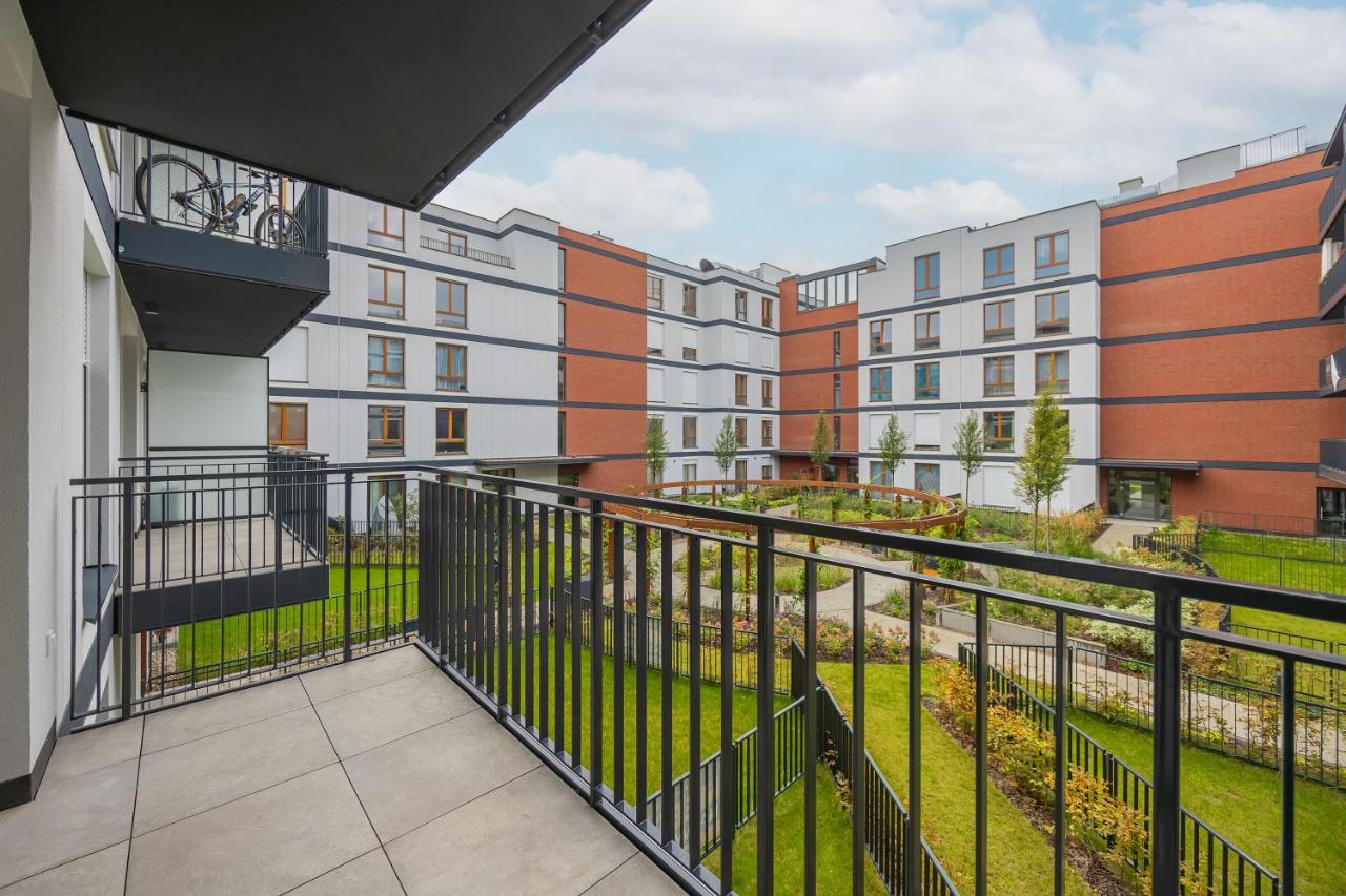 Climatic Apartment with Parking & Balcony Ideal for Business Travelers by Noclegi Renters - Bed and Breakfast Warschau