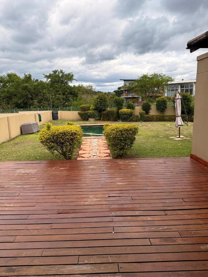 Stylish Riverside Home with Pool, Braai & Wi-Fi - B&B Mbombela