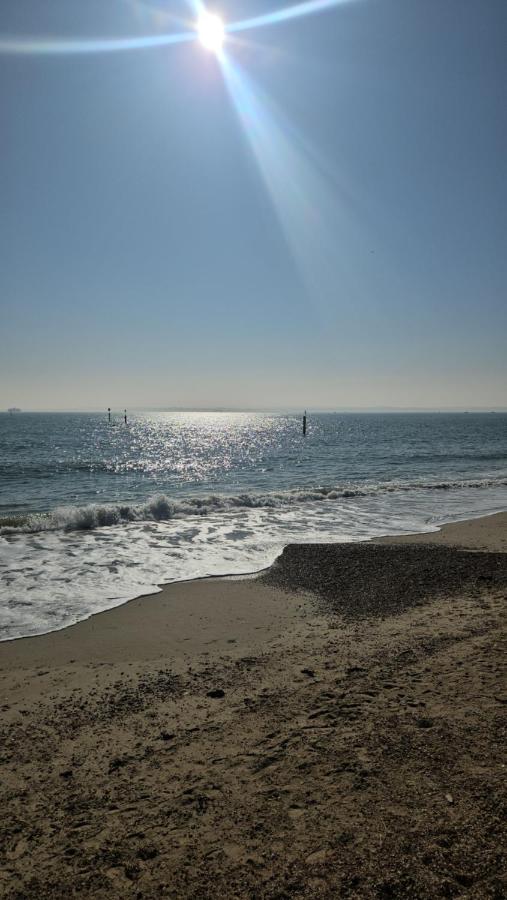 By-the-Beach, Sea view 2 bedroom Loft Studio Apartment & Free Parking - B&B Portsmouth