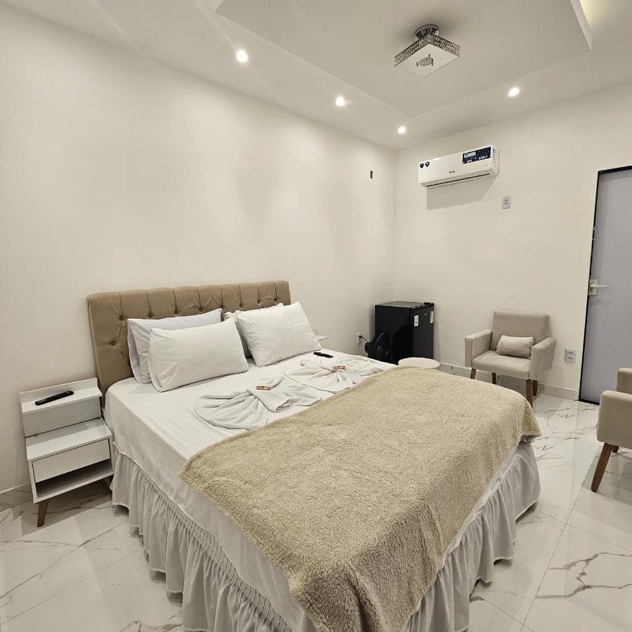 Zimmer mit Queensize-Bett und Whirlpool-Badewanne