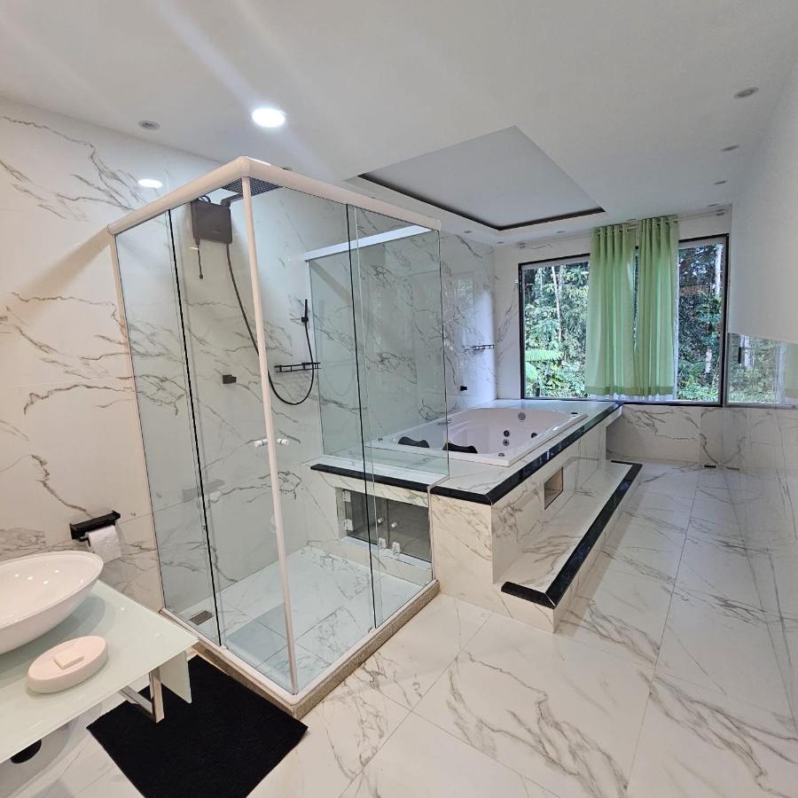 Queen Room with Spa Bath