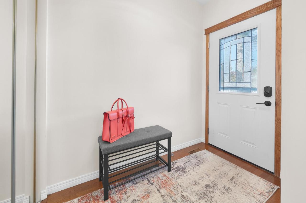 Fabulous Home-King bed-Easy Access to EVERyTHING! - B&B Edmonton