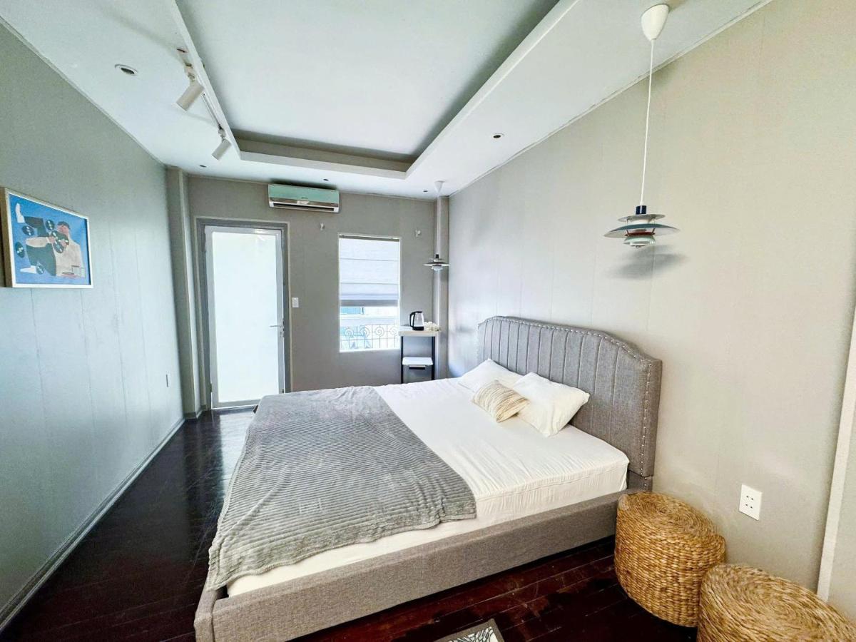 Habitación con cama extragrande y balcón