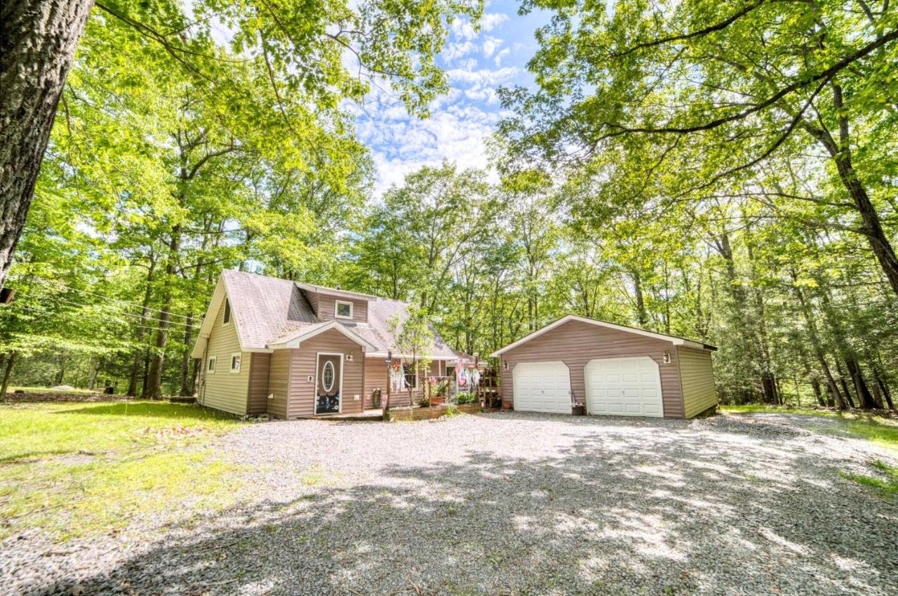1mi to Lake Wallenpaupack | Firepit | Pet Friendly - B&B Greentown