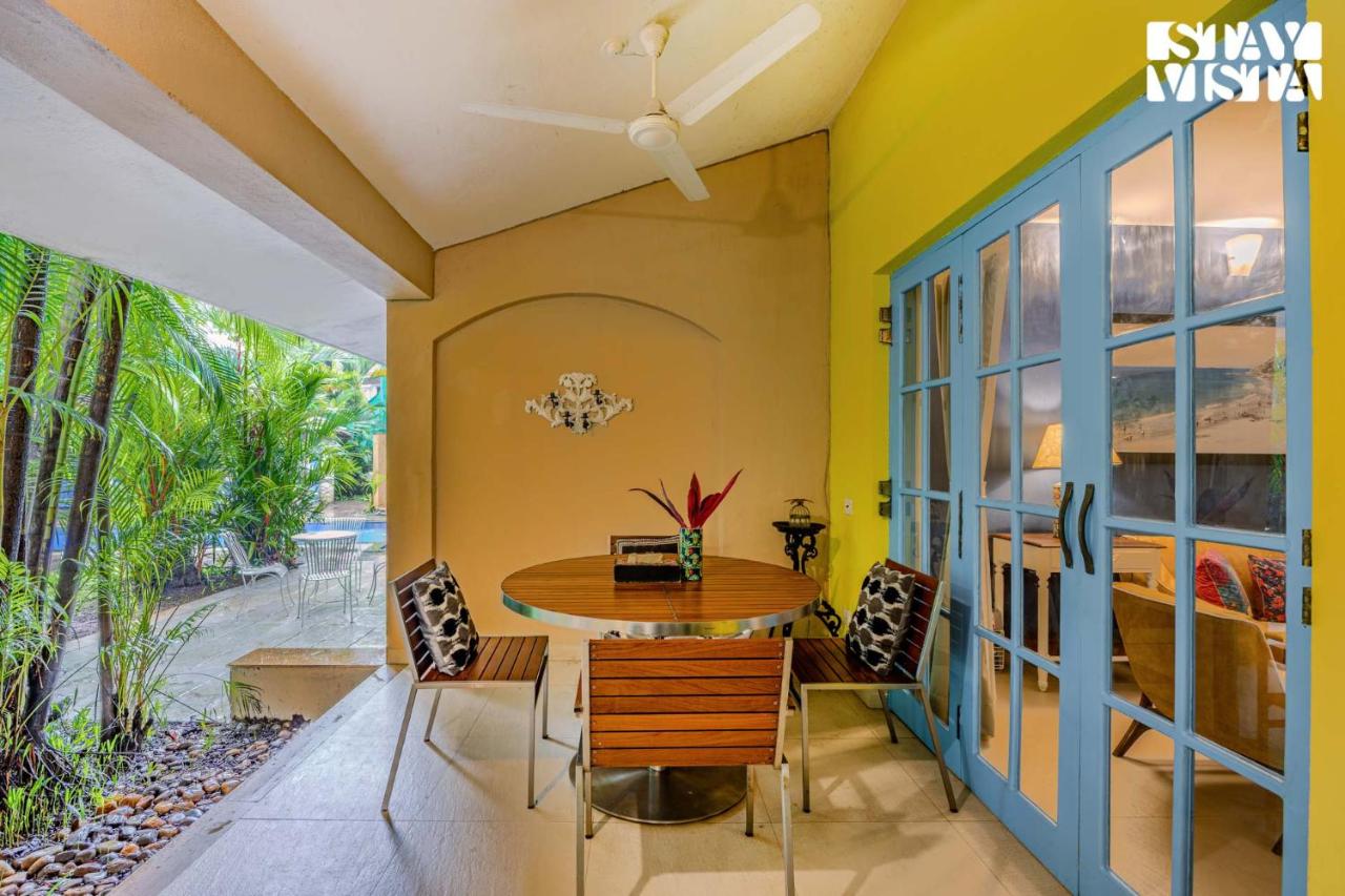 StayVista at Villa Nimaya with Lawn & Pool - B&B Saligao