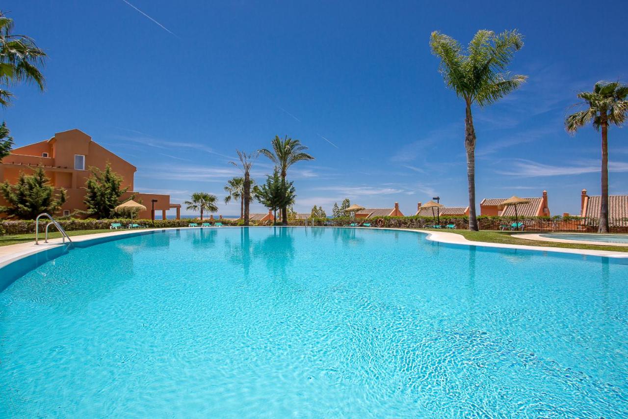 REF 1 Spacious Sea View Apartment - Ferienwohnung