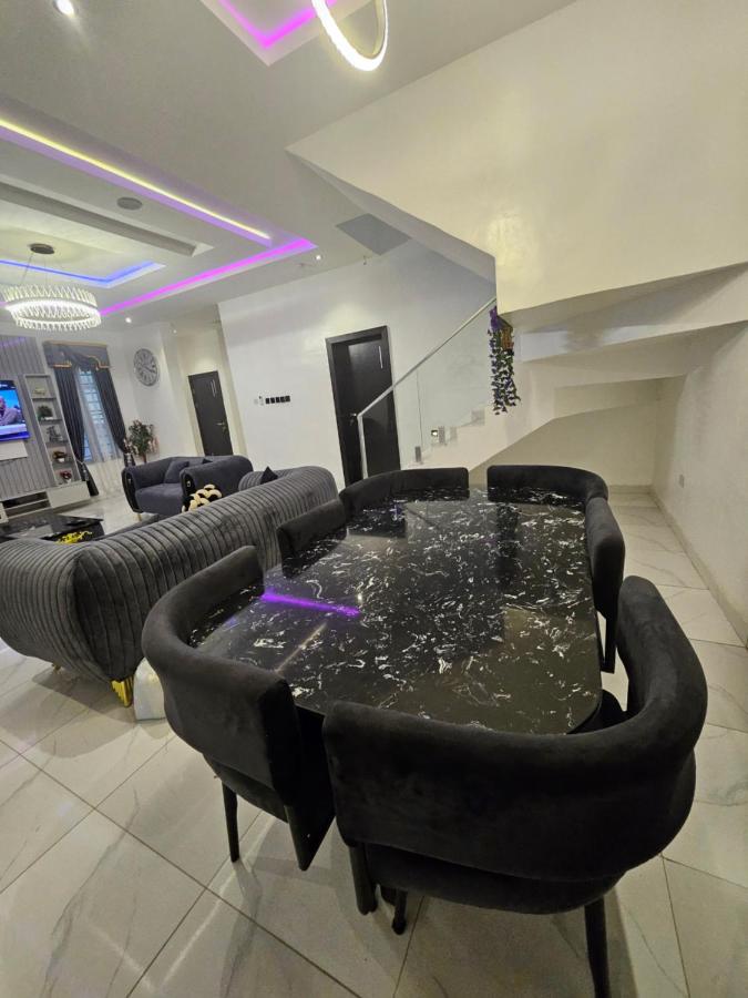 5 Bedrooms and 5 Bathrooms Luxury Duplex With Private Swimming Pool - B&B Lagos