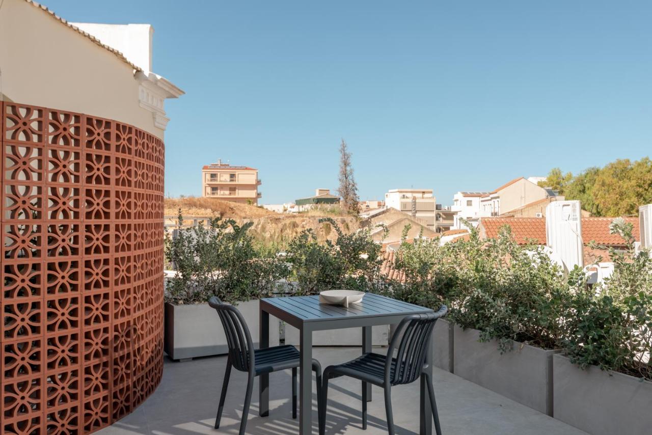 Amara Luxury Suites With Private Hot Tub - B&B Chionáto