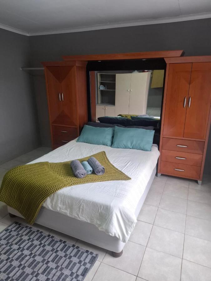 Habitación con cama grande y vistas al jardín