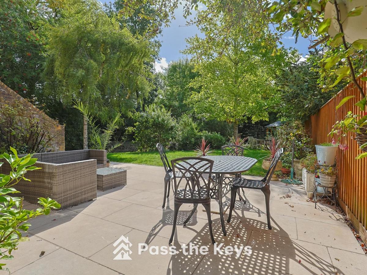Pass the Keys Spacious Family Home - With Parking Garden - Chambres d'hôtes Maidenhead