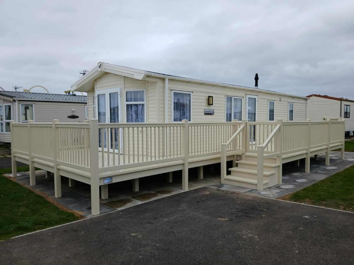 Seascape - caravan next to Fantasy Island Ingoldmells, 2 dogs max - East Coast Holidays - B&B Ingoldmells