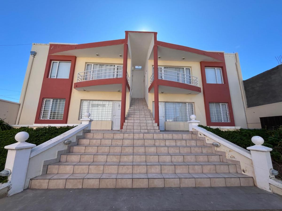 Complejo LA OMA, ubicado a 400 mts del mar con estacionamiento privado - B&B Las Grutas