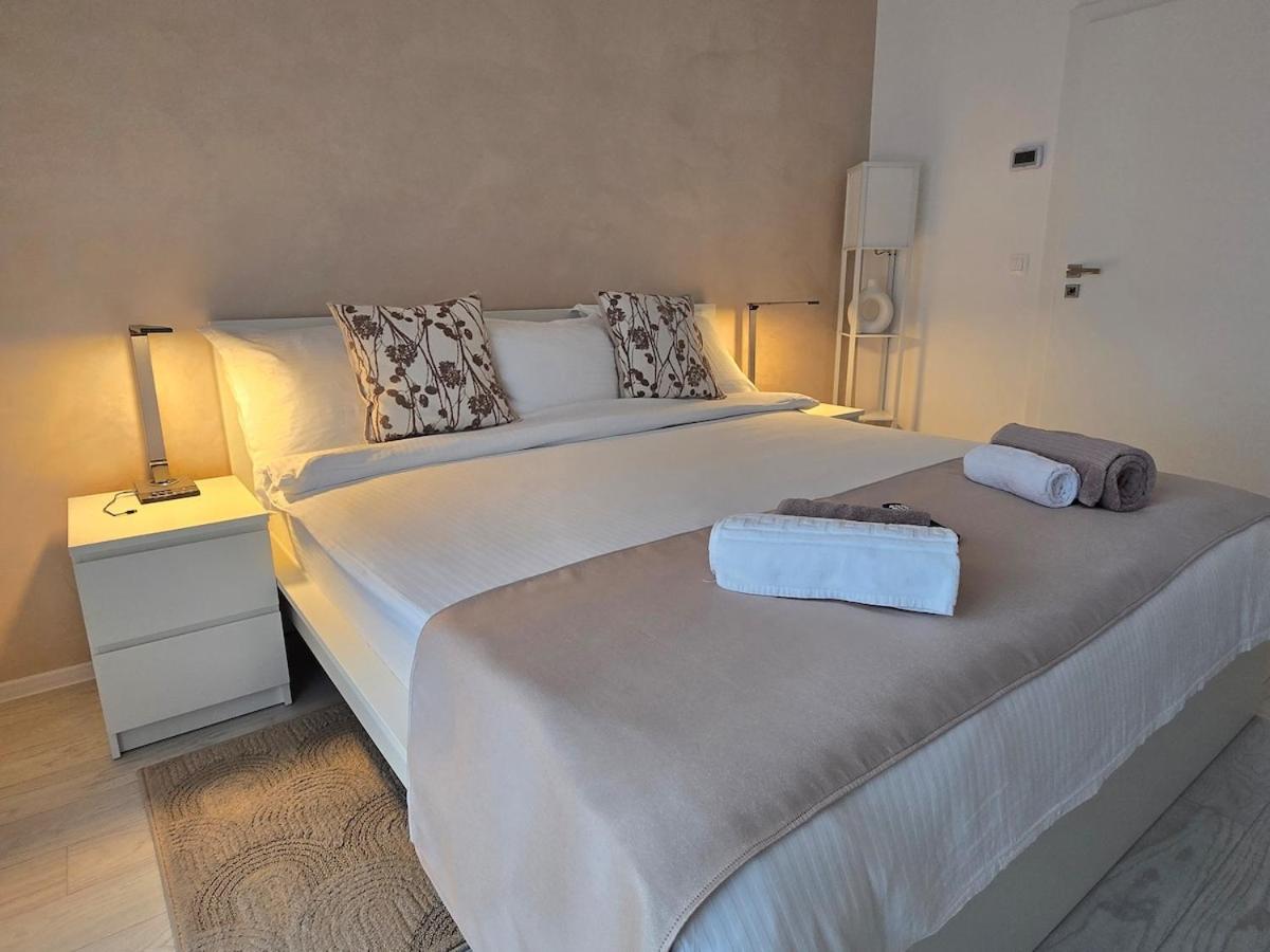 Kriss Cozy White Studio - B&B Târgu Mureş