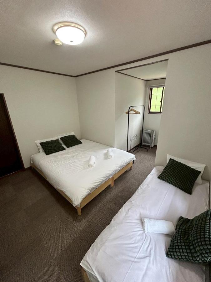 Chambre Lit Queen-Size avec Salle de Bains Commune 