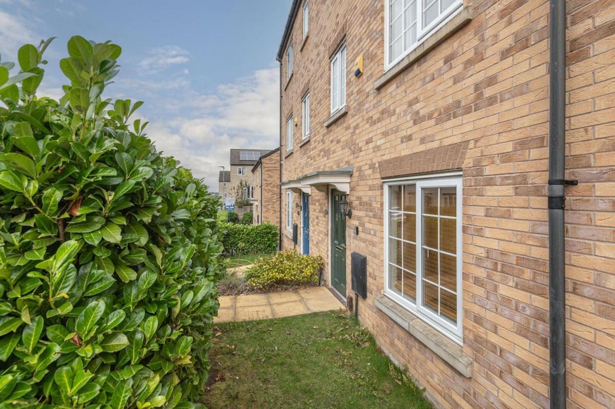 Stylish 5-Bed Townhouse In Wakefield - B&B Crigglestone