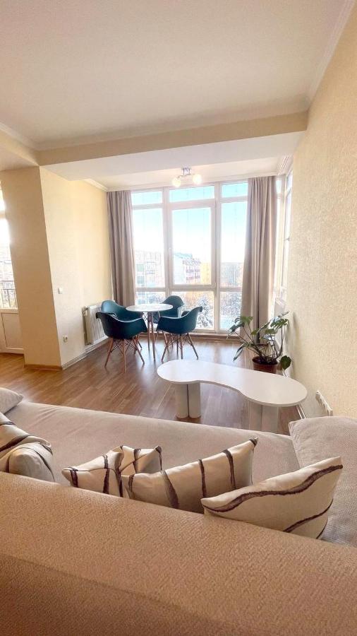 Затишна красива студія в новобудові з балконом - B&B Chernivtsi